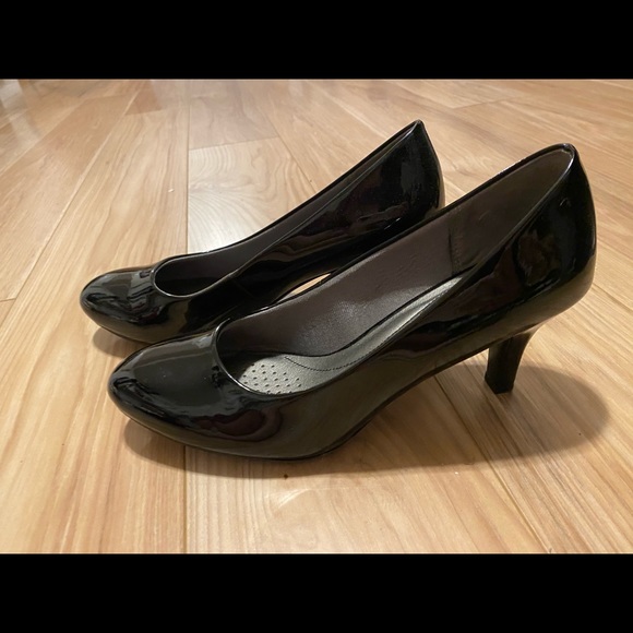 Shoes - Picture 6 of 8